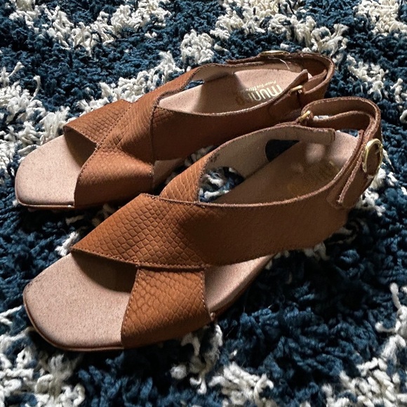Munro Womens Jenny Brown tan embossed sandals size 7.5 - Picture 7 of 9